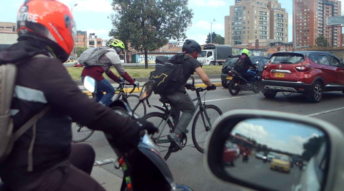 La dura realidad que sufren los ciclistas en Bogotá