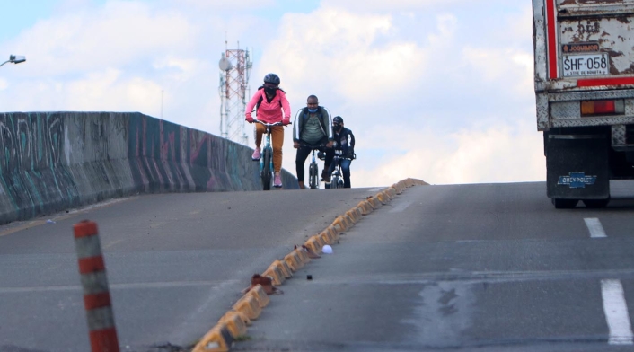 La dura realidad que sufren los ciclistas en Bogotá