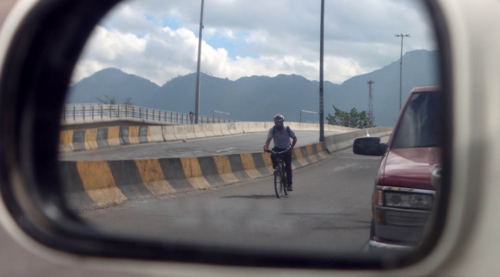 La dura realidad que sufren los ciclistas en Bogotá