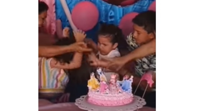 Niña mechoneada