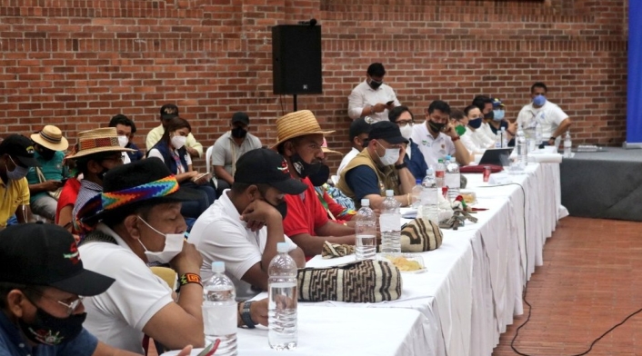 Minga indígena reunida con el Gobierno