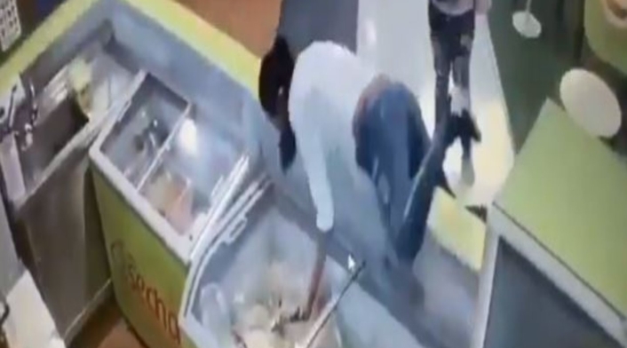 ‘Mujer araña’ hace increíbles maniobras para robarse un celular en Atlántico