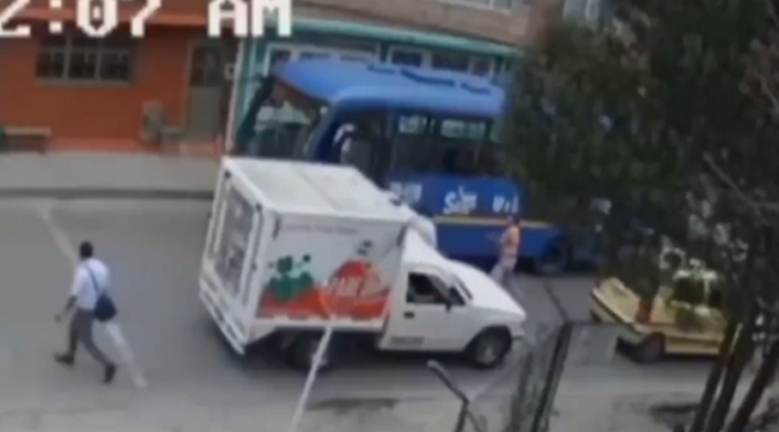 Pelea entre conductor de SITP y otro hombre Pelea entre conductor de SITP y otro hombre
