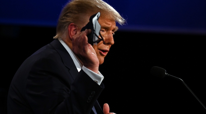 Donald Trump sin tapabocas