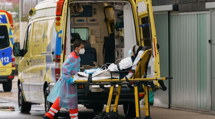 Un médico retira a paciente en Burgos, España Un médico retira a paciente en Burgos, España