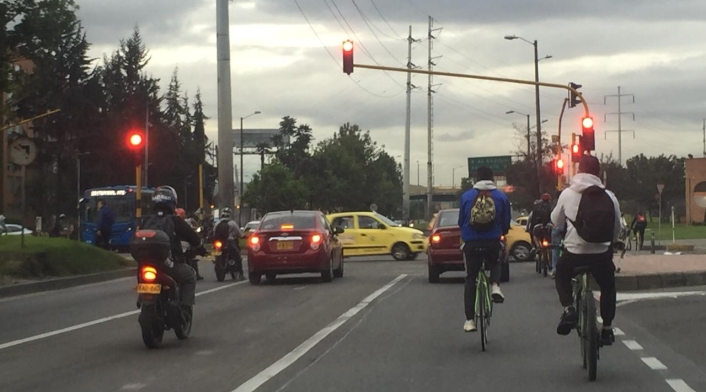 Ciclistas comparten vías con conductores, en Bogotá.