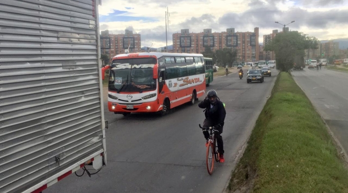 Ciclistas comparten vías con conductores, en Bogotá.
