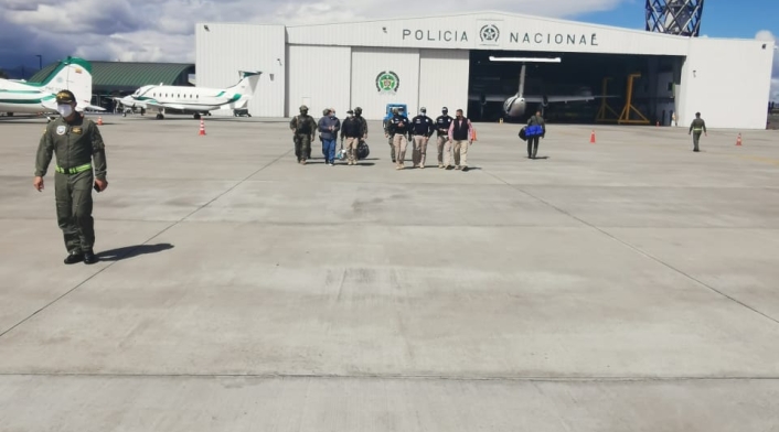 El Comando Aéreo de Transporte Militar de la base militar de la Fuerza Aérea Colombiana se realizó el traslado del excomandante paramilitar