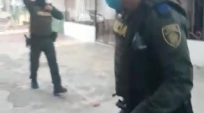 El uniformado está señalado de disparar contra un hombre.