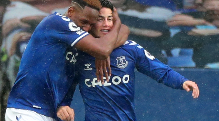 Yerry Mina celebra con James Rodríguez en Everton Yerry Mina celebra con James Rodríguez en Everton