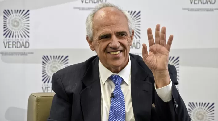 El expresidente Ernesto Samper saluda al comparecer ante la Comisión de la Verdad.