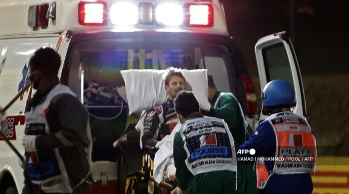 Grosjean llevado en ambulancia