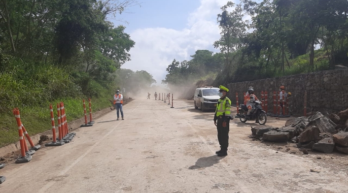 Vía Bucaramanga- Barrancabermeja Dan paso por un carril