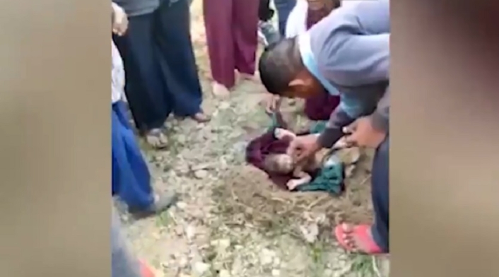 Entierran vivo a un bebé en India