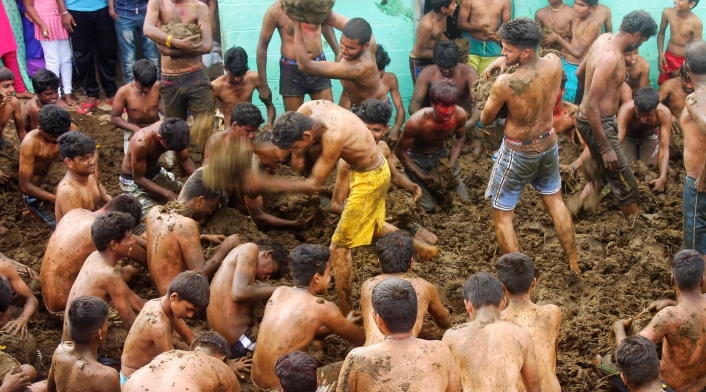 Batalla de excrementos de vaca en la India