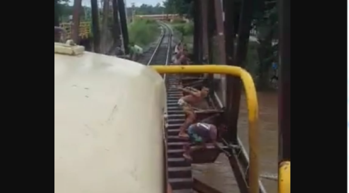 Menores se lanzan al río, antes de que los alcance el tren
