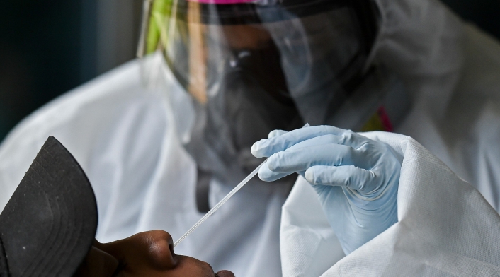 Los expertos han insistido en continuar con el uso de los tapabocas, el distanciamiento social y el lavado de manos. Pruebas de coronavirus en Colombia