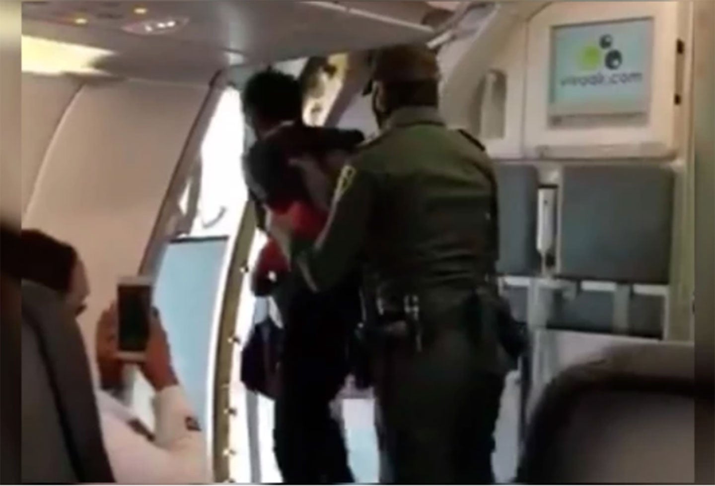 Un habitante de calle en un avión