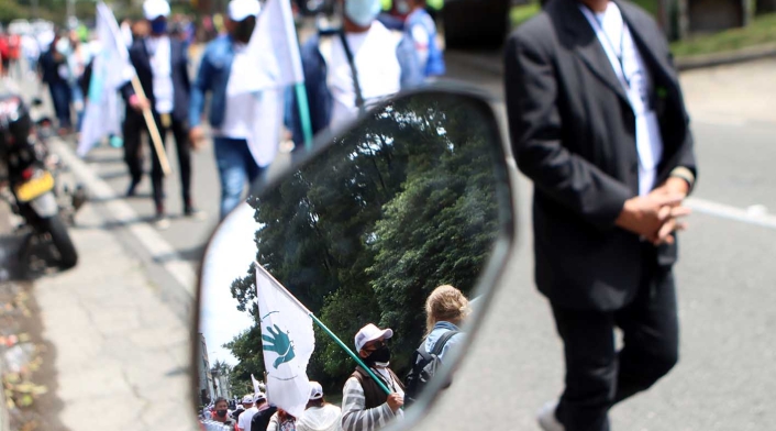 Marcha de exguerrilleros de las Farc hacia la Plaza de Bolívar.