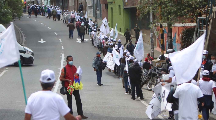 Marcha de exguerrilleros de las Farc hacia la Plaza de Bolívar.