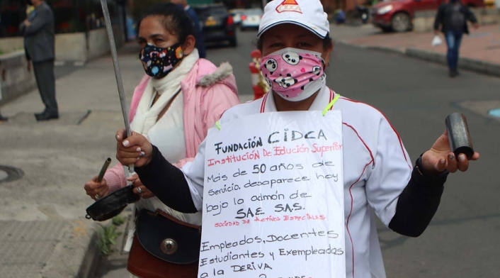 Protesta de empleados de la Fundación CIDCA encadenados