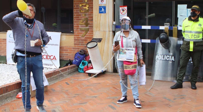 Protesta de empleados de la Fundación CIDCA encadenados