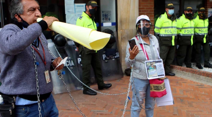 Protesta de empleados de la Fundación CIDCA encadenados
