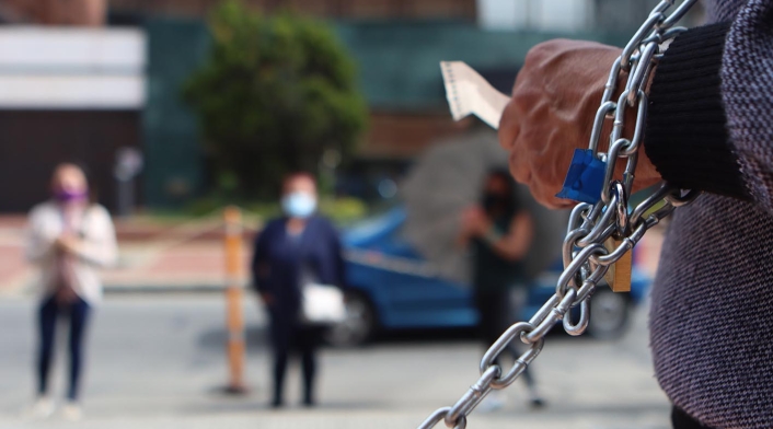 Protesta de empleados de la Fundación CIDCA encadenados