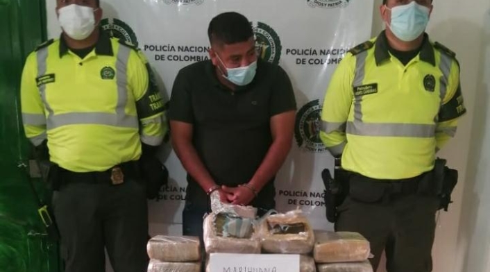 Decomiso de marihuana escondida en juguetes dentro de un bus