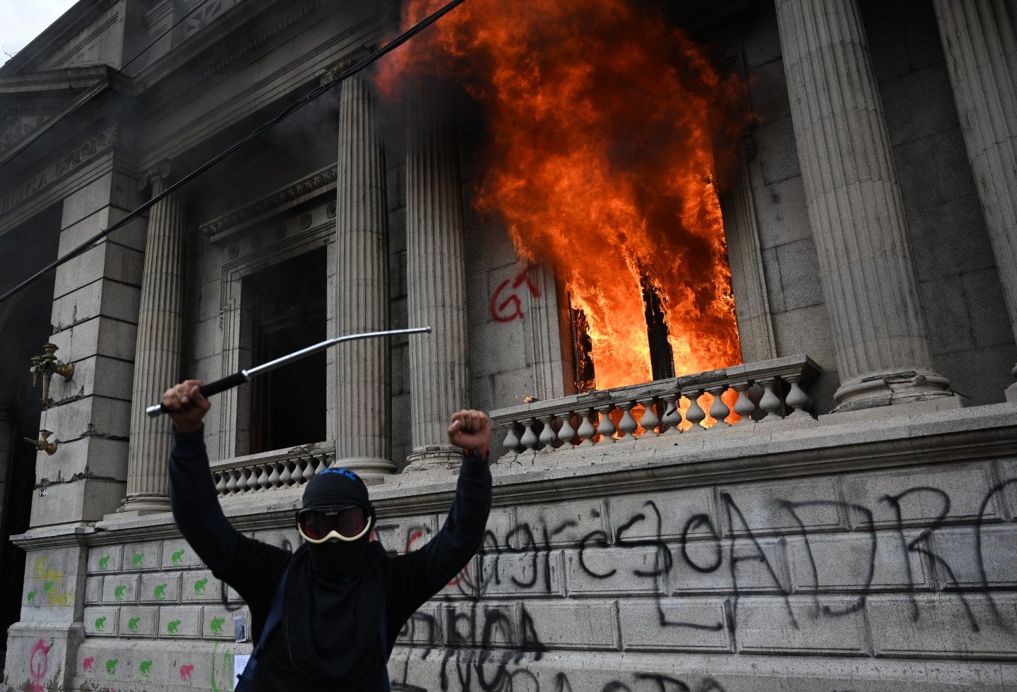 Manifestantes incendian sede del Congreso de Guatemala Manifestantes incendian sede del Congreso de Guatemala