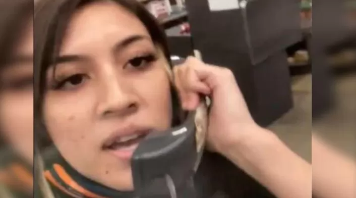 Mujer renuncia por megáfono y le canta la tabla a sus compañeros.