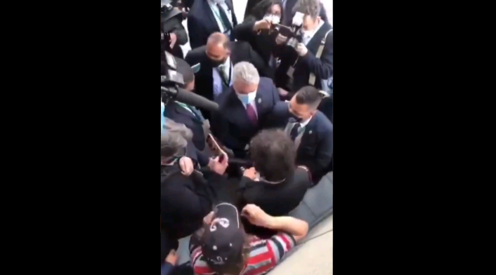 Iván Duque encaró a varios ciudadanos que le llamaron paramilitar