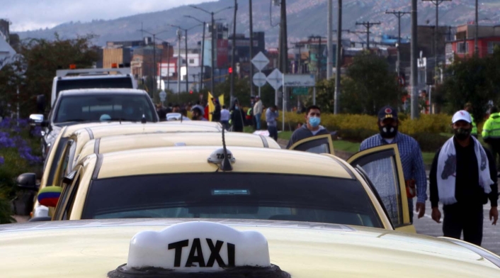 Revelan placas de taxi en el que se transporta banda que roba en Bogotá