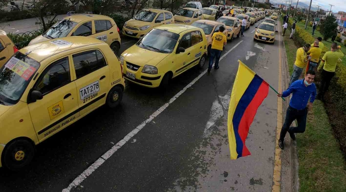 Taxistas de Bogotá protestan: dicen no a legalización de Uber y otras plataformas