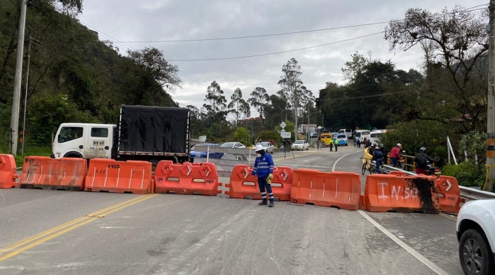Derrumbe en La Calera ocasiona trancon Derrumbe en La Calera ocasiona trancon
