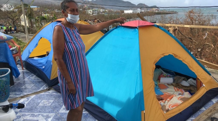 Habitantes de Providencia levantan los escombros de sus viviendas tras la devastación que dejó Iota