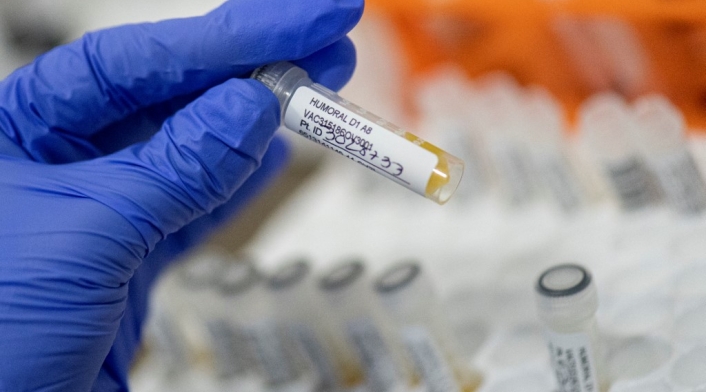 Un trabajador de salud clasifica muestras de sangre para el estudio de vacunación covid-19 en Colombia.