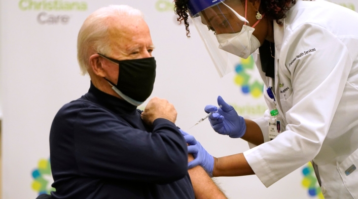 Joe Biden recibe la vacuna del coronavirus Joe Biden recibe la vacuna del coronavirus