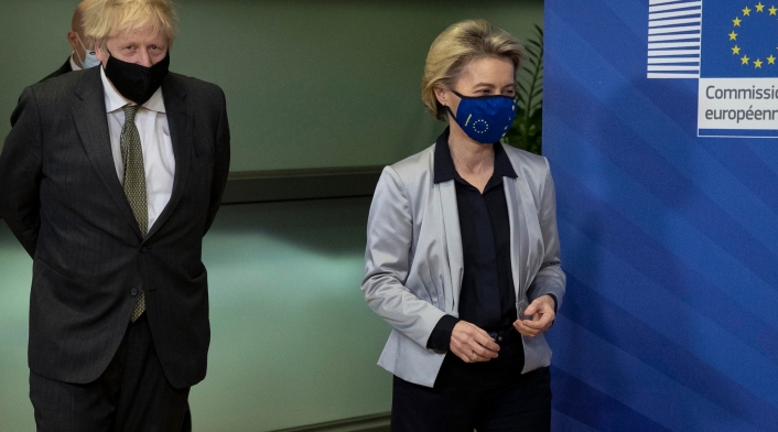 Boris Johnson, primer ministro británico y Ursula von der Leyen, presidenta de la Comisión Europea