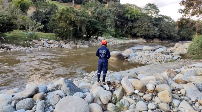 Búsqueda de joven en el río Medellín