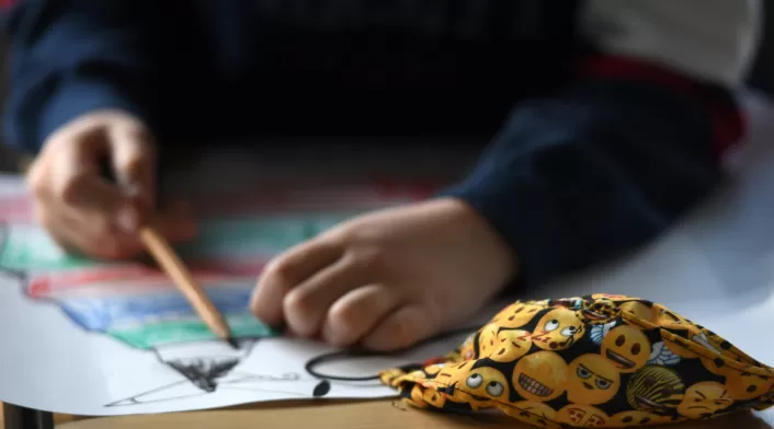 El hecho pudo obedecer a un descuido. Niños regresan a clases durante pandemia usando tapabocas