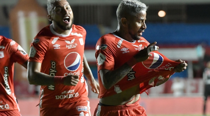 Golpe al América: El Var le anuló un gol milimétrico contra Santa Fe Golpe al América: El Var le anuló un gol milimétrico contra Santa Fe