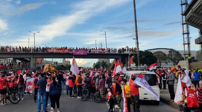 Aglomeración de hinchas de Santa Fe en el Campin