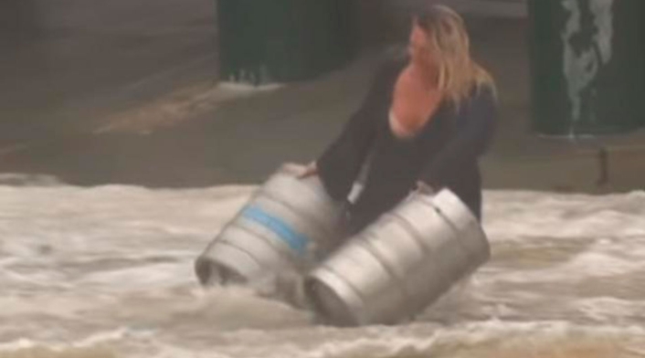 Mujer salvó sus barriles de cerveza de inundaciones