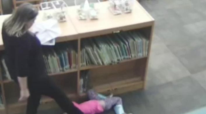 Profesora pateó a niña