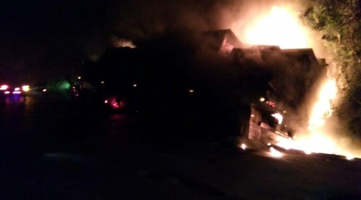 Imagen referencial de otra quema de vehículos en Antioquia.