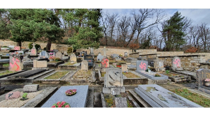 Cementerio en Fontainebleau - tumbas profanada