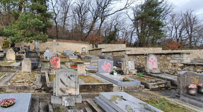 Cementerio en Fontainebleau - tumbas profanada