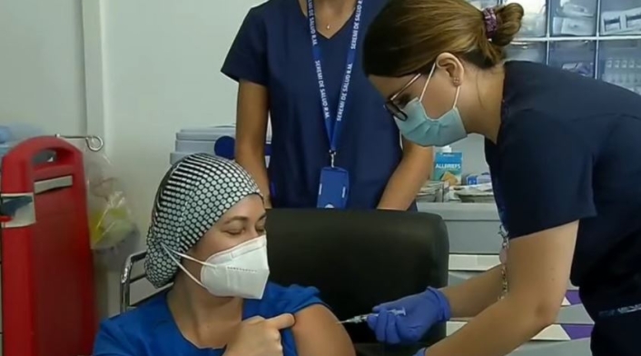 Zulma Riquelme, primera chile en recibir vacuna de Pfizer