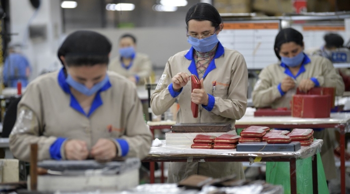 Trabajadoras de una fábrica de cueros. Trabajadoras de una fábrica de cueros.